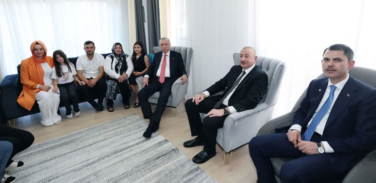 Cumhurbaşkanı Erdoğan’dan depremzede aileye ziyaret