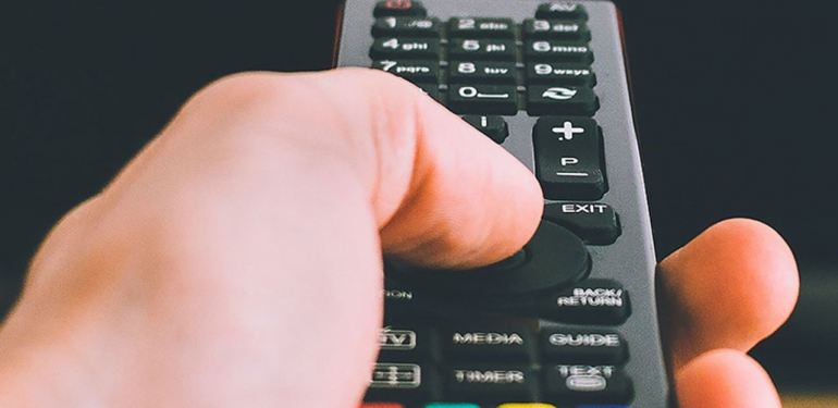 Samsung’un yapay zekalı televizyonu çıktı! El hareketi ile kanal değiştirme