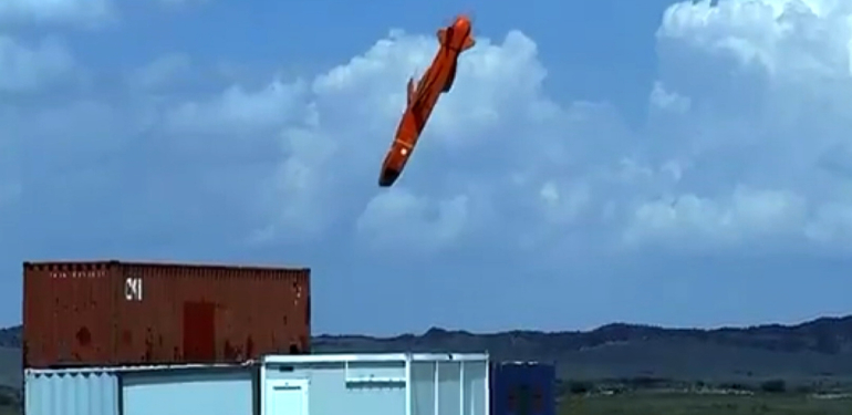 Yerli motorlu SOM füzesi hedefi tam isabetle vurdu